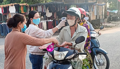 Châu Phú lập nhiều chốt kiểm tra thân nhiệt tại các chợ