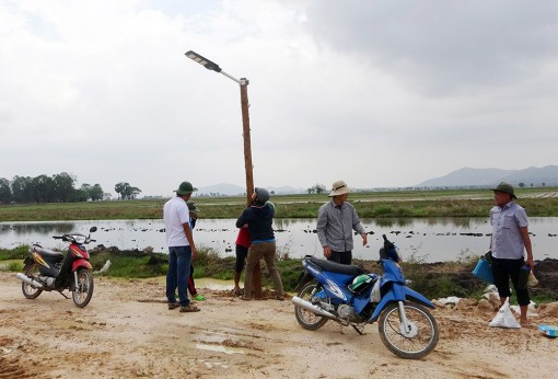 Lắp thêm 12 trụ đèn năng lượng mặt trời cho các chốt biên giới ở Tri Tôn