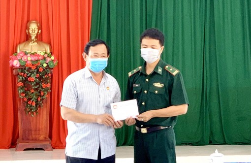 Chủ tịch UBMTTQVN tỉnh An Giang Nguyễn Tiếc Hùng thăm, động viên lực lượng phòng chống dịch ở Nhơn Hội