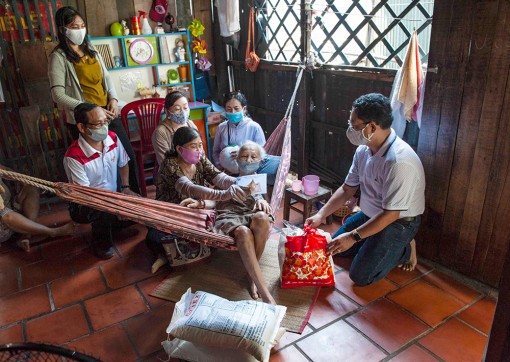 Tặng quà người nghèo, neo đơn, bệnh tật ở Long Xuyên trong giai đoạn dịch bệnh Covid- 19