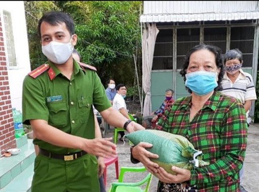 Nhiều nhà hảo tâm ở Phú Tân đồng hành cùng người nghèo phòng, chống dịch bệnh Covid-19