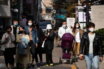 Thế giới ngưỡng mộ Hàn Quốc khi giảm từ 900 ca nhiễm Covid-19 xuống 8 ca/ngày, người dân hồ hởi đi dạo phố, cà phê sau hàng tháng trời ở nhà