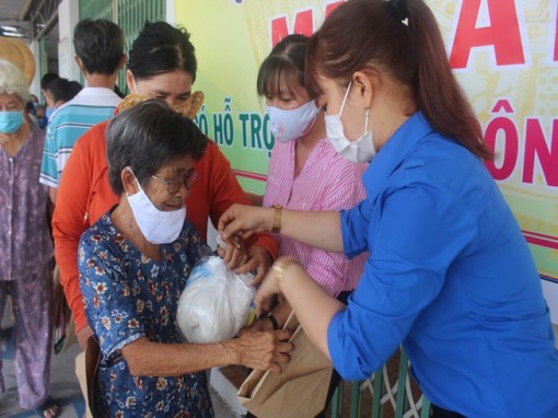 Bến Tre: Mỗi người được nhận 2 kg gạo kèm trứng gà từ máy ATM