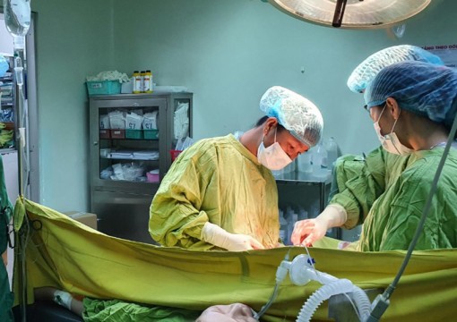 Ca mổ căng thẳng cứu mẹ con sản phụ nguy kịch do lupus ban đỏ