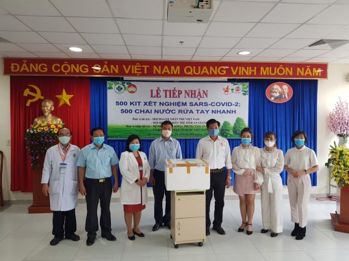 Bệnh viện Đa khoa trung tâm An Giang tiếp nhận 500 bộ kit xét nghiệm Covid-19