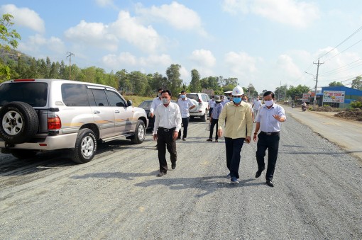 Phó Chủ tịch UBND tỉnh An Giang Lê Văn Nưng kiểm tra các công trình giao thông trọng điểm