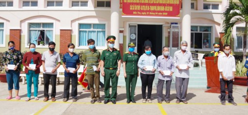 Bến Tre: Cục Chính trị Quân khu 9 tặng bồn chứa nước cho bà con vùng hạn mặn