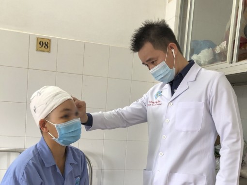 Cắt rau bằng máy tự chế, bị máy cuốn lóc hết da đầu