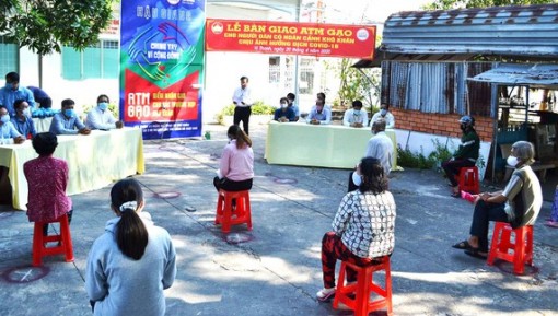 Đưa vào hoạt động nhiều “ATM gạo” hỗ trợ người nghèo