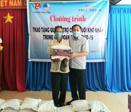 Thêm những phần quà hỗ trợ người có hoàn cảnh khó khăn xã Đào Hữu Cảnh