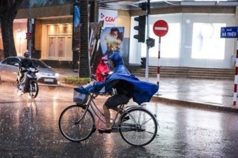 Bắc Bộ và Trung Bộ có mưa dông diện rộng kèm thời tiết nguy hiểm