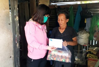 Huyện đoàn Phú Tân thăm, tặng quà người bệnh hiểm nghèo