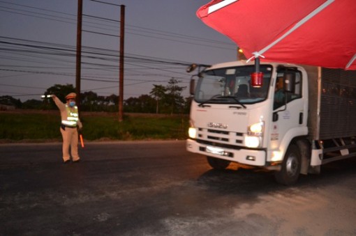 Những “ánh đèn đêm” cùng người dân vượt qua mùa dịch Covid-19