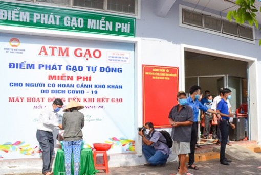 Đưa vào vận hành cây “ATM” gạo miễn phí đầu tiên tại Sóc Trăng