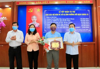 TP. Long Xuyên: Tiếp nhận hỗ trợ tiền cho các hộ bán vé số bị ảnh hưởng dịch Covid-19