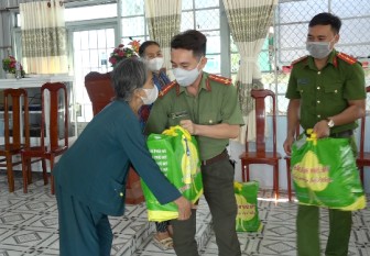 Đoàn Thanh niên Công an huyện Châu Phú tặng quà người có hoàn cảnh khó khăn