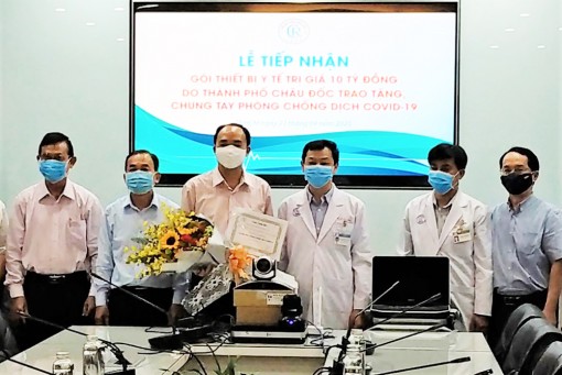TP. Châu Đốc trao gói hỗ trợ trang thiết bị y tế trị giá 10 tỷ đồng cho Bệnh viện Chợ Rẫy khám, điều trị bệnh Covid-19