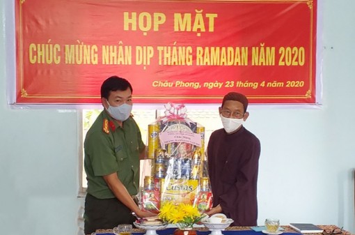 Lãnh đạo Công an An Giang thăm và chúc mừng Tháng Ramadan