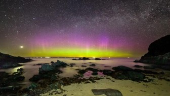 Choáng ngợp trước hiện tượng cực quang tuyệt đẹp trên bãi biển Scotland