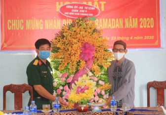 Bộ Chỉ huy Quân sự tỉnh tặng quà dịp Ramadan của đồng bào dân tộc thiểu số Chăm