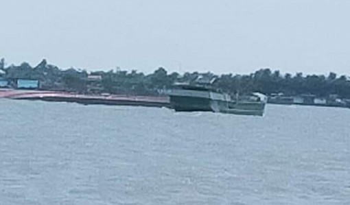 Chìm sà lan chở cát trên sông Tiền