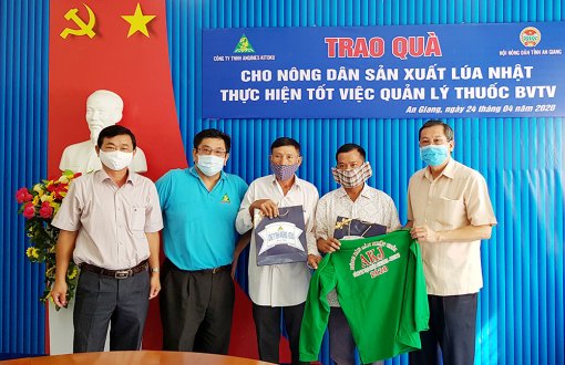 Tặng quà cho nông dân trồng lúa Nhật giỏi