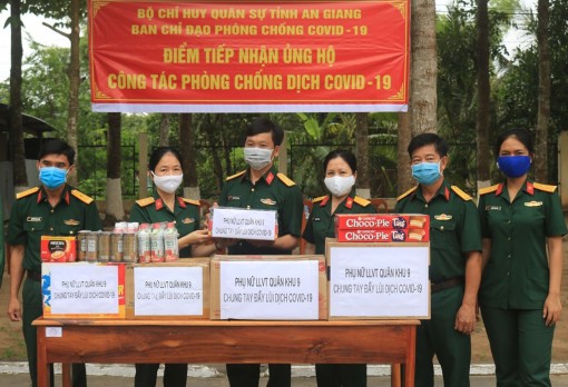 Phụ nữ lực lượng vũ trang tặng quà bộ đội làm nhiệm vụ phòng, chống dịch Covid-19