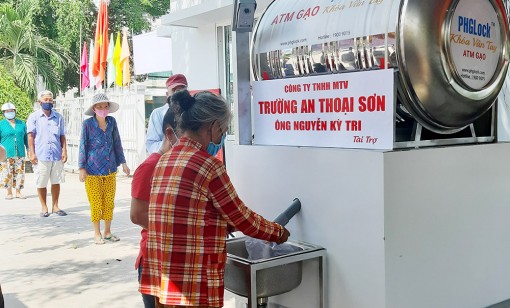 Vận hành 2 máy “ATM gạo” tại phường Đông Xuyên