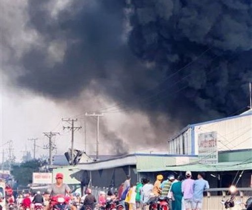 Tiền Giang: Dập tắt cháy lớn tại công ty sản xuất bao bì trái cây