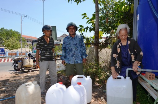 “Cơn mưa tình người” mùa hạn mặn