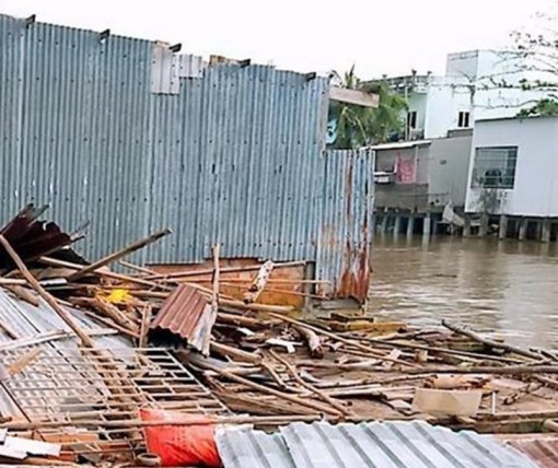 Cà Mau: Mưa, dông lốc làm tốc mái trường học và nhiều nhà dân