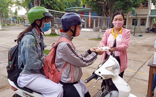 Hội Liên hiệp Phụ nữ huyện Châu Thành: Phấn đấu may trên 60.000 khẩu trang vải tặng học sinh khi nhập học