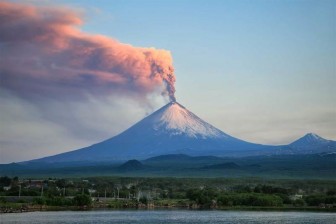Xem núi lửa cao nhất lục địa Á-Âu hoạt động, phun tro cao hàng nghìn mét