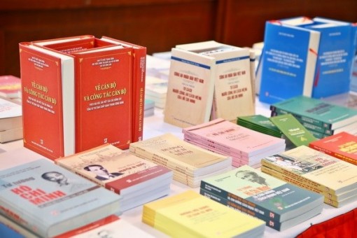 Nghiên cứu, học tập sách lý luận, chính trị là nhiệm vụ thường xuyên của mỗi cán bộ, đảng viên