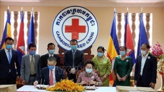 Hội Chữ thập đỏ Việt Nam tặng quà phòng, chống dịch COVID-19 cho Hội chữ thập đỏ Campuchia