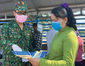 Bộ đội cụ Hồ “nhường cơm sẻ áo”, giúp dân chống dịch bệnh