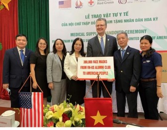 Đại sứ Mỹ tiếp nhận 420.000 khẩu trang y tế do Việt Nam trao tặng