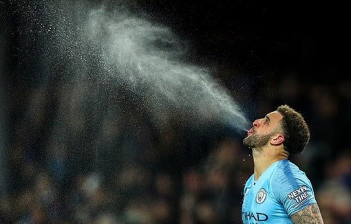 Cầu thủ sẽ phải nhận án phạt nếu 'phun mưa' trên sân đấu