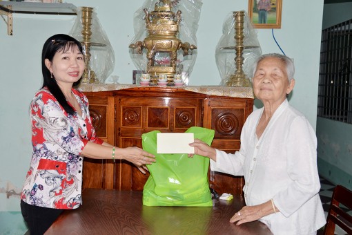 Trưởng ban Tuyên giáo Tỉnh ủy Trần Thị Thanh Hương thăm, tặng quà các gia đình chính sách
