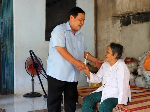 Trưởng Ban Dân vận Tỉnh ủy An Giang  thăm gia đình chính sách tiêu biểu huyện Phú Tân