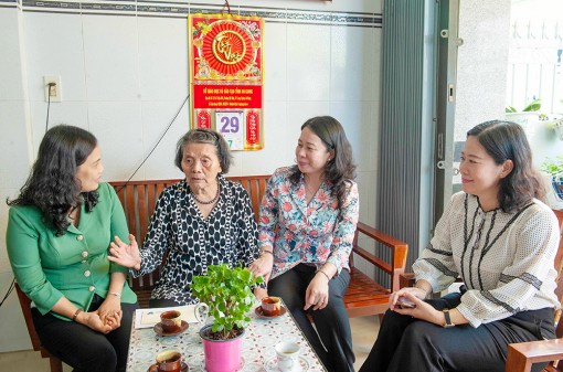 Bí thư Tỉnh uỷ An Giang Võ Thị Ánh Xuân thăm hỏi, tặng quà gia đình chính sách tiêu biểu TP. Long Xuyên