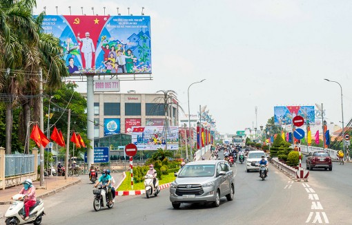 Long Xuyên tưng bừng cờ hoa đón lễ 30-4 và 1-5