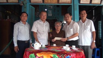 Trưởng ban Nội chính Tỉnh ủy An Giang Lưu Vĩnh Nguyên thăm mẹ Việt Nam Anh hùng ở Chợ Mới