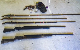 Thu giữ 5 khẩu súng của nhóm người nghi khai thác lâm sản trái phép