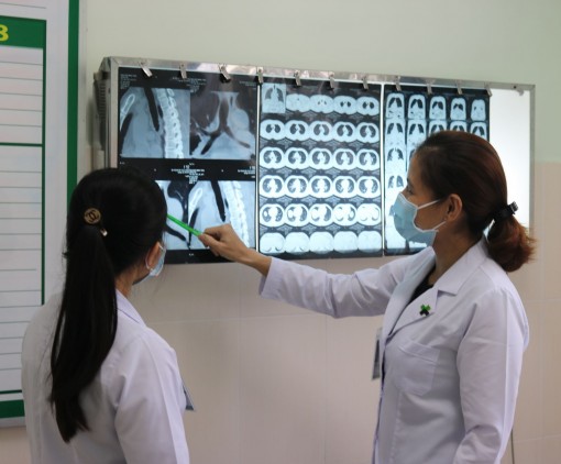 Cần Thơ: Uống nguyên nắm thuốc, vỏ thuốc kẹt lại khí quản gây ho ra máu