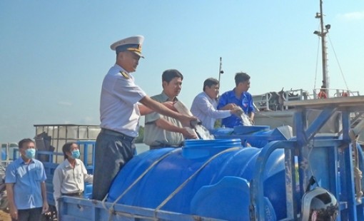 Nghĩa tình quân dân vùng hạn mặn