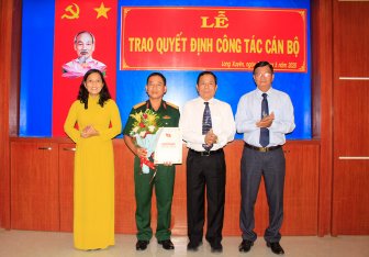 Thành ủy Long Xuyên trao quyết định chuẩn y và thành lập chi bộ