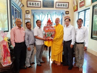 Ủy ban MTTQVN tỉnh thăm, chúc mừng Đại lễ Phật đản