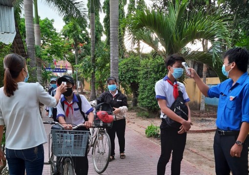 Hội đồng Đội huyện Phú Tân đồng hành cùng học sinh trở lại trường
