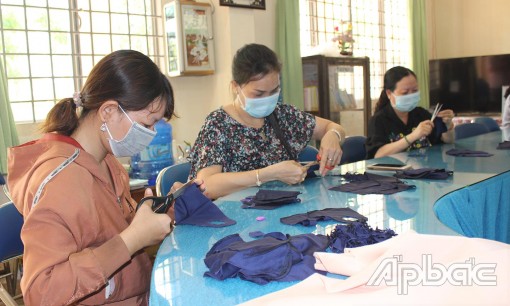 Những chiếc khẩu trang chan chứa tình thầy trò